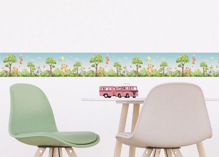 Wandbordüre mit Bären, Hasen und Bäumen im Kinderzimmer über Tisch und Stühlen