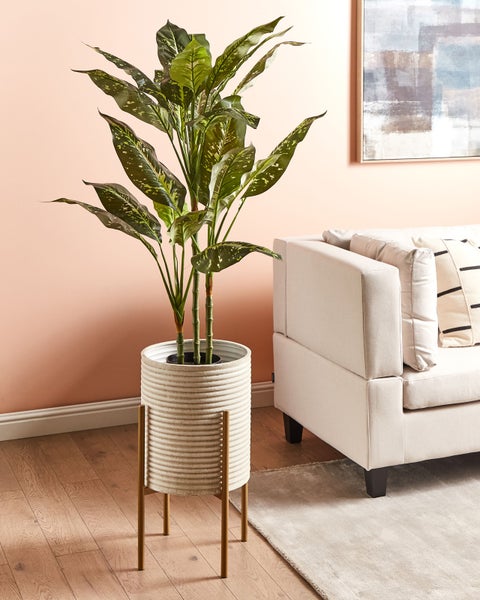 Dekorative Szene mit einer schwarzen Vase auf einem Beistelltisch