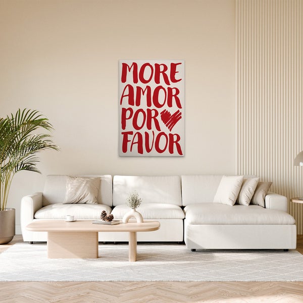 Wohnzimmer mit Leinwandbild mit der Aufschrift More Amor Por Favor über dem Sofa