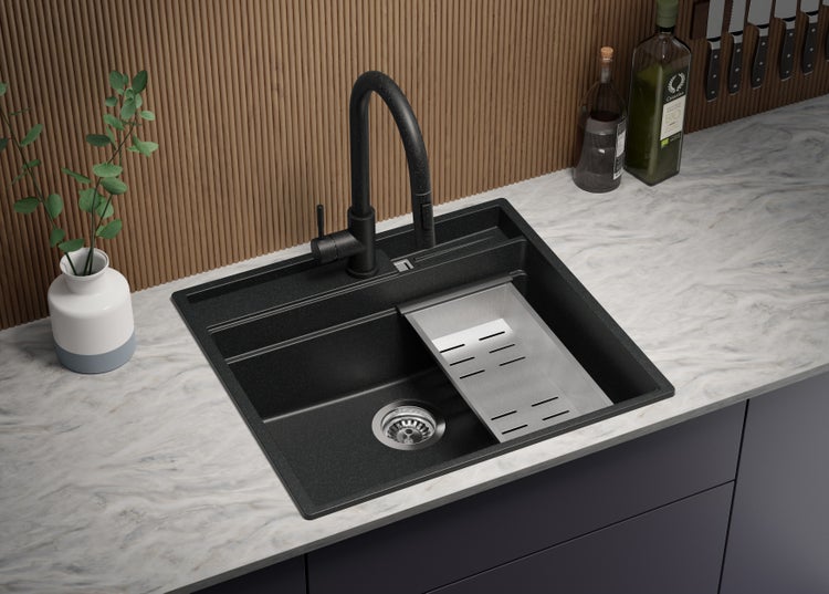 Küchenspüle aus Granit mit Abtropfschale und Armatur auf einer Arbeitsplatte