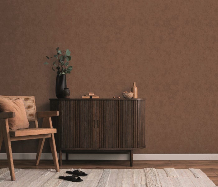 Gelber Mörtelkübel mit Kette zur Bauarbeitenentsorgung