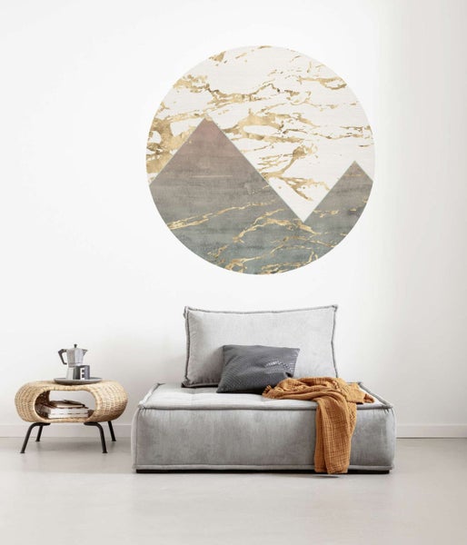 Wanddeko mit Bergmotiv über einem Sessel und einem Beistelltisch.