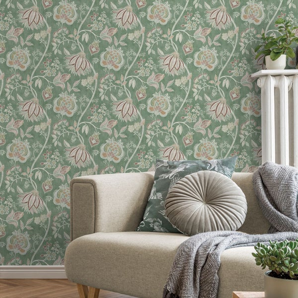 Wohnzimmer mit Sofa vor einer Wand mit Blumentapete