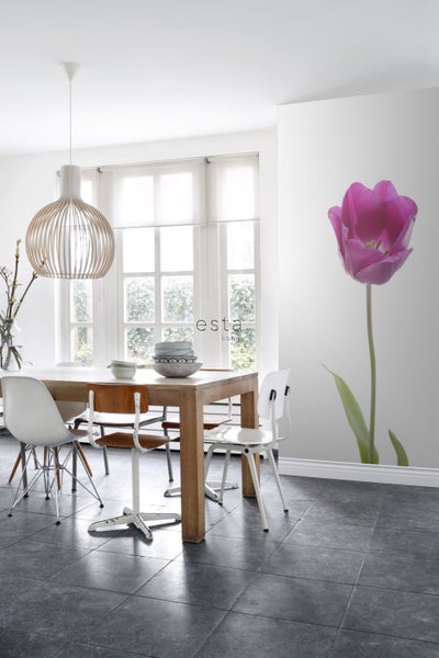 Esszimmer mit Holztisch, Stühlen und Fototapete mit Tulpenmotiv