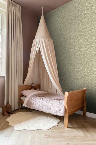 Kinderzimmer mit Bett, Baldachin, Teppich und floraler Tapete