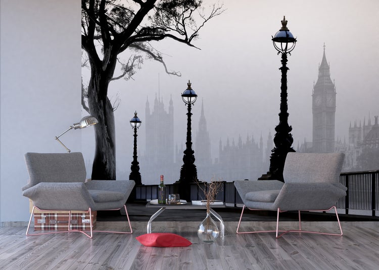 Wohnzimmer mit Fototapete mit London-Motiv, Sesseln und Tisch