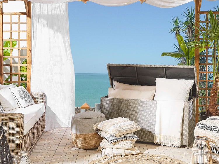 Gartenbox mit geöffnetem Deckel und Rattanoptik