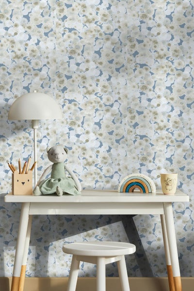 Vliestapete mit abstraktem Punktmuster im Aquarell-Stil an einer Wand hinter einem weißen Sideboard mit Aufbewahrungsboxen und Kissen.