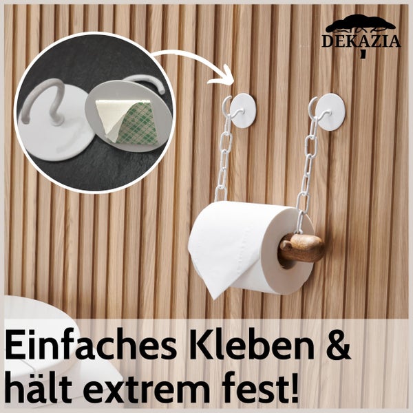 Selbstklebender Toilettenpapierhalter bestehend aus Haken, Ketten und einem Holzstab an einer Wand aus Holzlamellen. Dekazia Logo.