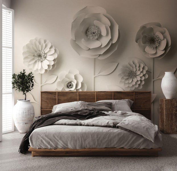 Schlafzimmer mit Bett, Holzkopfteil und Blumendekoration an der Wand