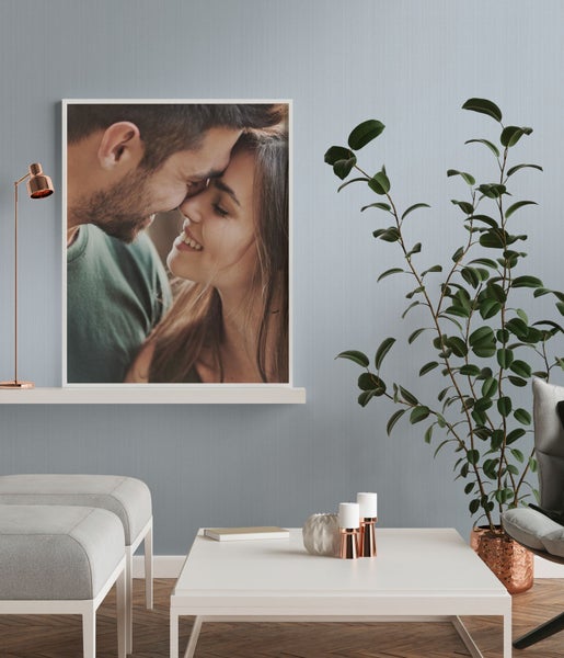 Gemütliches Schlafzimmer mit Bett, Nachttisch, Bettwäsche und Dekoration