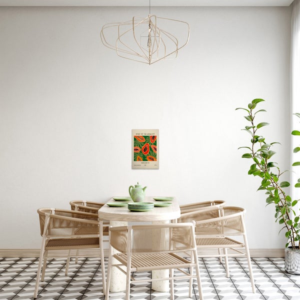 Esszimmer mit Esstisch, Stühlen, Zimmerpflanze und einem Poster mit dem Aufdruck Fruchtmarkt