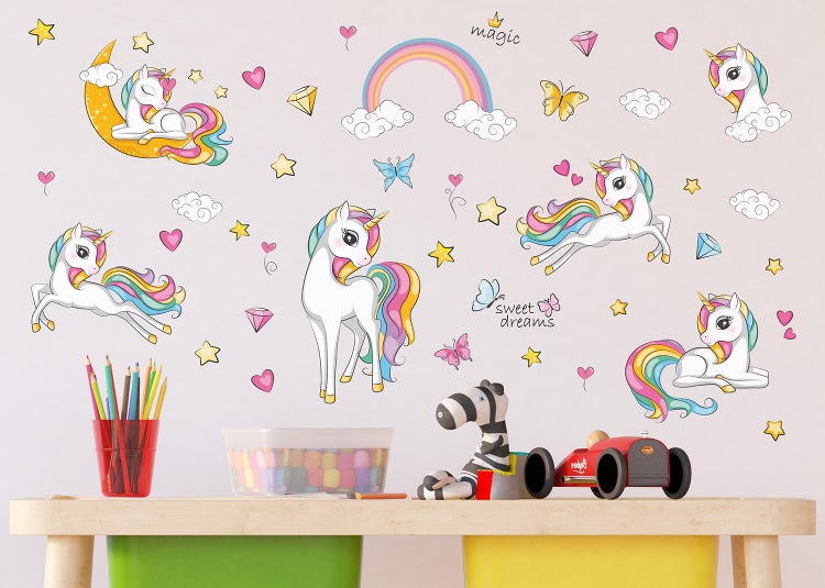 Wandtattoo-Set mit Einhörnern, Regenbogen, Sternen und Herzen, 30 mal 30 Zentimeter.
