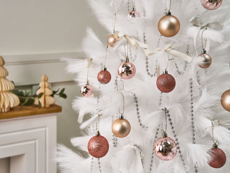 Weihnachtsszene mit einem weißen Weihnachtsbaum, der mit Schmuck und Girlanden dekoriert ist