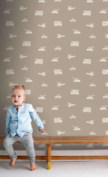 Dekorierter künstlicher Weihnachtsbaum mit Schmuckstücken, Schneeflocken, Schleifen und Vogelfiguren.