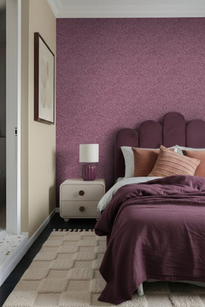 Schlafzimmer mit Doppelbett, Nachttischlampe und gemusterter Tapete