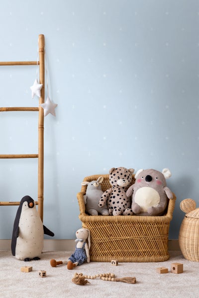 Kinderzimmer mit Leiter, Stofftieren und Spielzeug