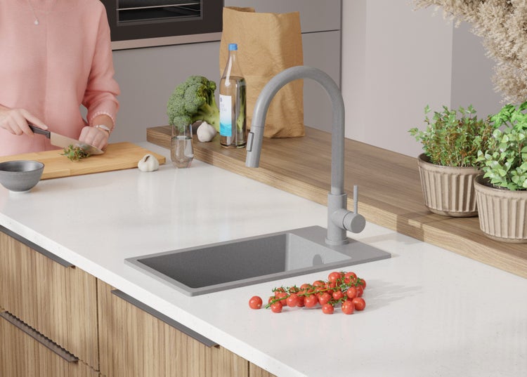 Küchenszene mit Spüle, Armatur und Lebensmitteln auf einer Arbeitsplatte