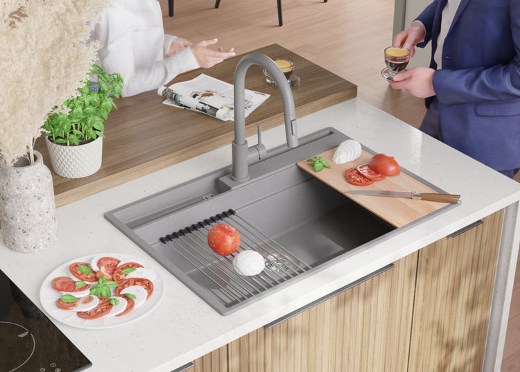 Küchenszene mit Spüle, Armatur, Schneidebrett und Lebensmitteln