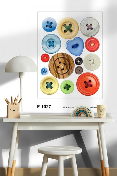 Dekoratives Poster mit einem Motiv aus Knöpfen im Format 85 x 65 cm über einem Tisch