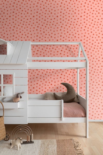 Kinderzimmer mit weißem Hausbett und Sternchentapete