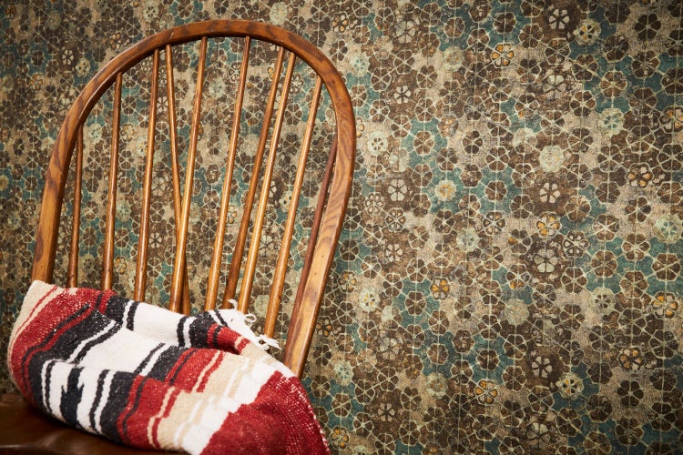 Zubereitung von Burger, Speck und Eiern auf einem Grill