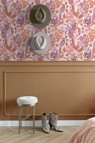 ESTAhome Tapete tropischen Blumen und Paradiesvögeln Orange und Lila - 50 x 900 cm - 131155