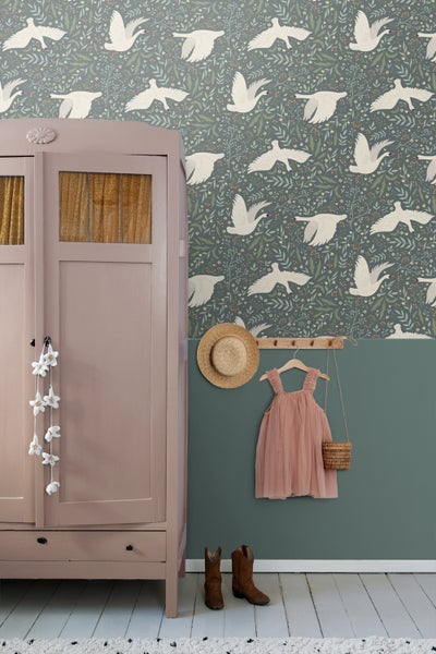 Kinderzimmer mit Tapete mit Vogelmotiv, Kleiderschrank, Kleidung und Accessoires