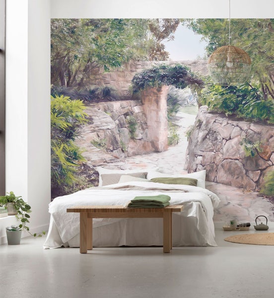 Schlafzimmer mit Fototapete Steinweg, Bett und Bambuslampe