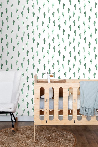 Kinderzimmer mit Kaktusmuster-Tapete, Holzbabybett und Schaukelstuhl