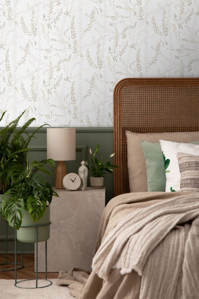 Szene mit Esstisch, Stühlen, Vase und Kerzenhalter.