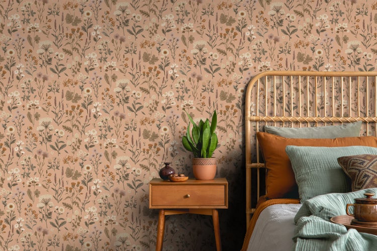 Gemütliches Schlafzimmer mit floraler Tapete, Rattanbett und Holzbeistelltisch