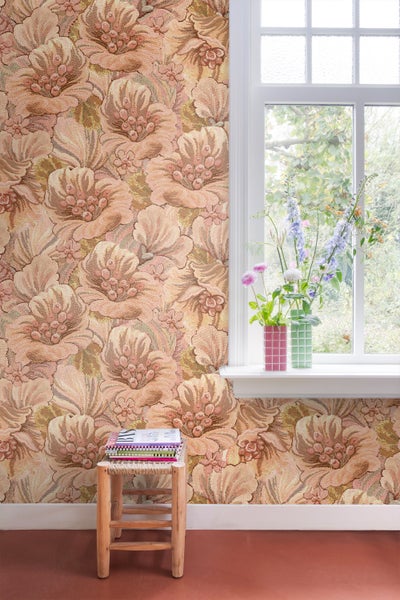 Raumansicht mit Blumentapete, Fensternische und Hocker