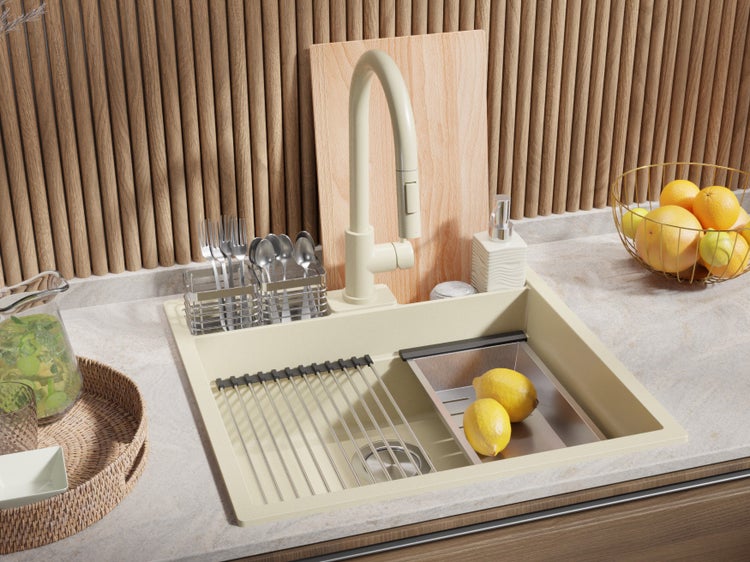 Beige Küchenspüle mit Abtropfgestell, Spülmittelspender und Wasserhahn