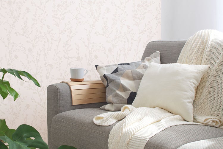 Gartensitzgruppe mit Holztisch und vier Stühlen im Garten.