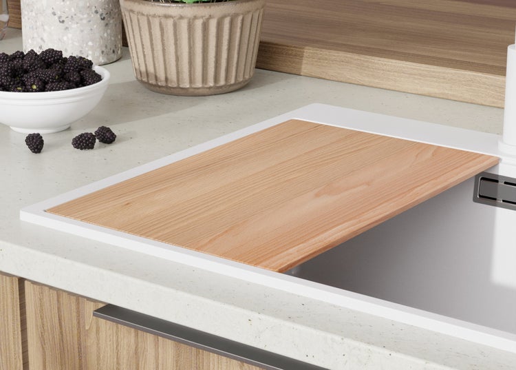 Küchenspüle mit Schneidebrett und Beeren