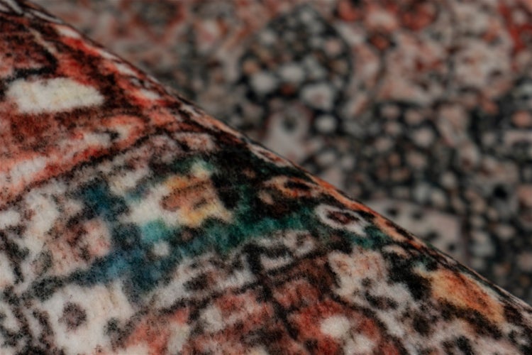 Nahaufnahme eines gemusterten Teppichs mit Vintage-Design und weicher Textur.