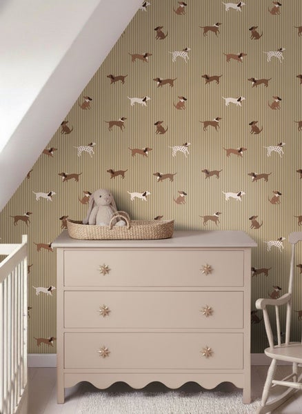 Kinderzimmer mit Tapete mit Hundemotiv, Kommode und Schaukelstuhl