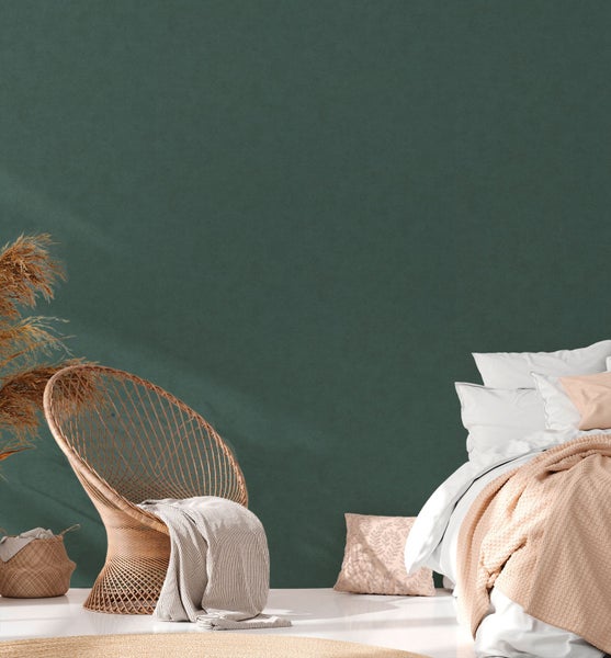 Helles Schlafzimmer mit Rattan Sessel und Bett