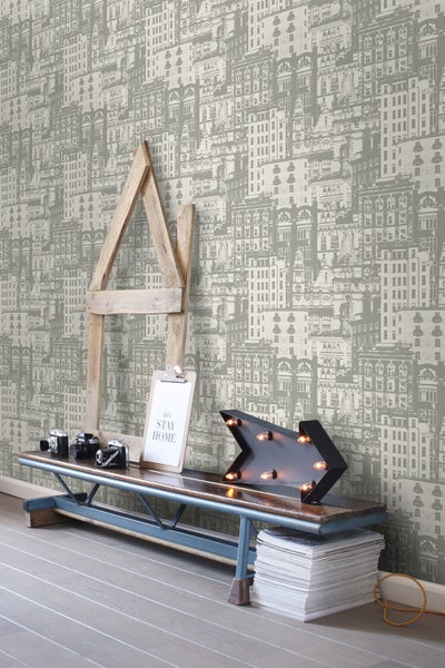 Szene mit Tapete im Gebäude Design, Bank, Deko-Objekten und Beleuchtungselementen für eine stimmungsvolle Atmosphäre.