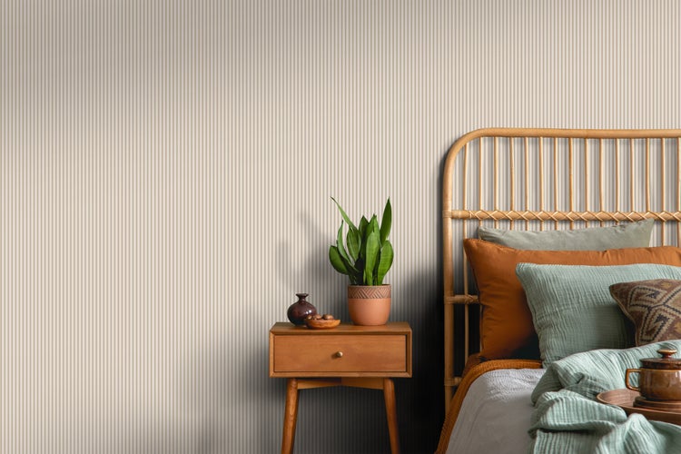 Schlafzimmer mit gestreifter Tapete, Rattanhimmelbett und Nachttisch aus Holz