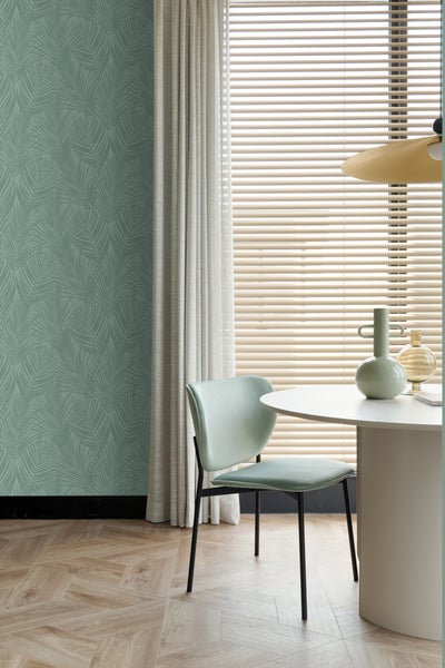 Einrichtungsbeispiel mit Tapete, Vorhängen, Jalousien, Tisch und Stuhl