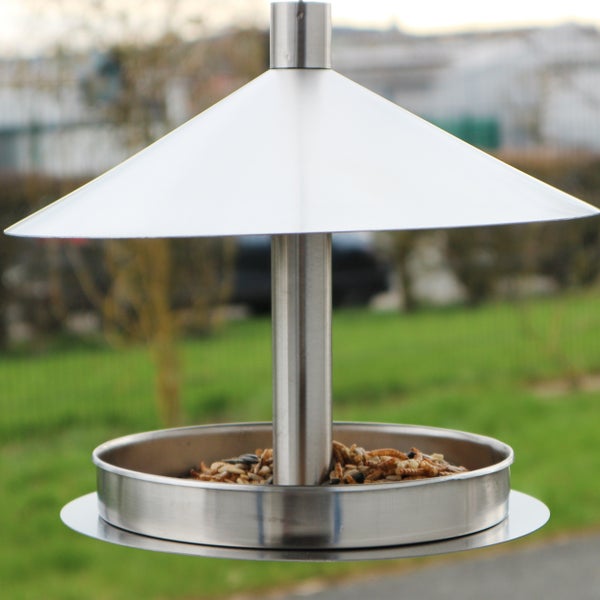 Vogelfutterstelle aus Metall mit Futter