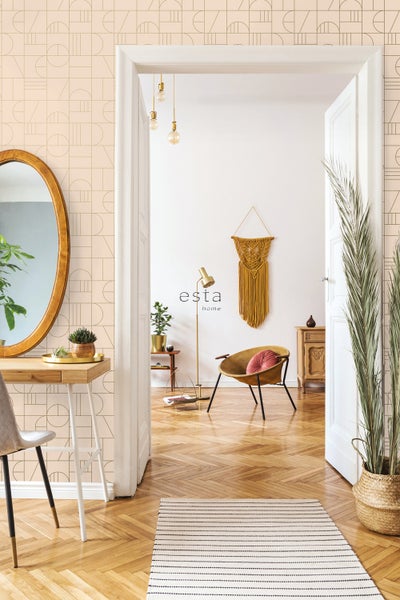 Heller Raum mit geometrischer Tapete, Spiegel, Schreibtisch und Blick in ein Wohnzimmer mit Sessel