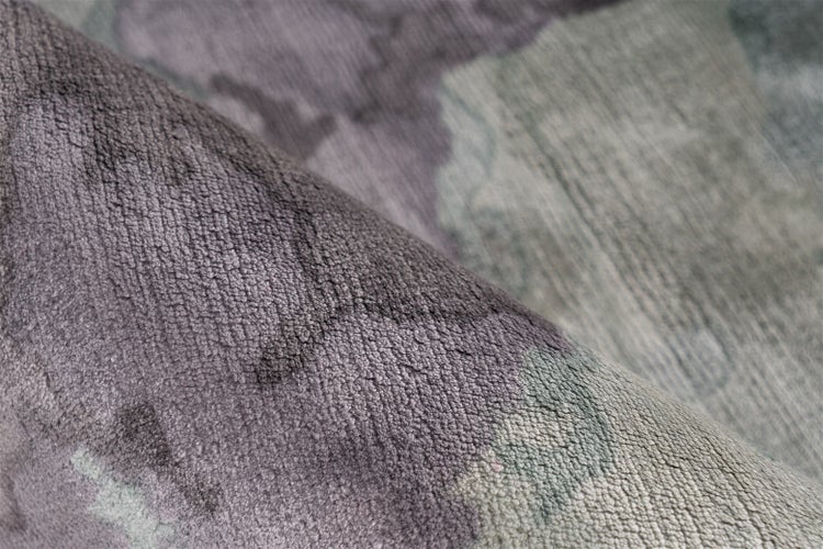 Nahaufnahme eines Teppichs mit abstraktem Muster und weicher, dichter Textur.