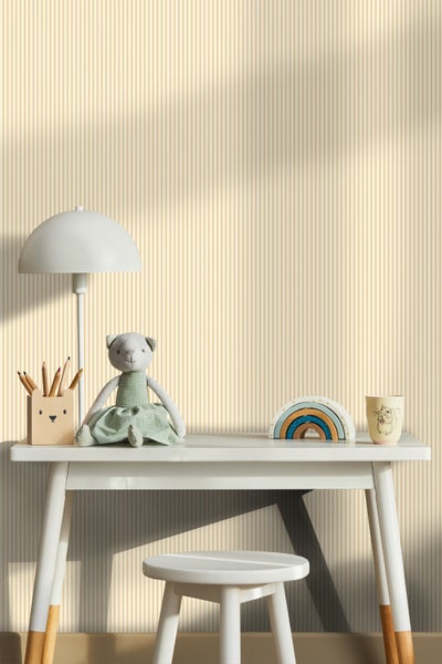 Kinderzimmer Szene mit Schreibtisch, Stuhl, Lampe, Bleistifthalter, Stofftier und gestreifter Tapete