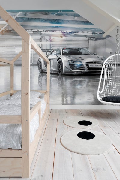 Kinderzimmer mit Autobehang, Holzbett und runden Teppichen