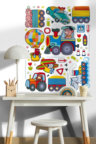 Kinderzimmer mit Schreibtisch, Stuhl und Wandtattoo mit Fahrzeugmotiven