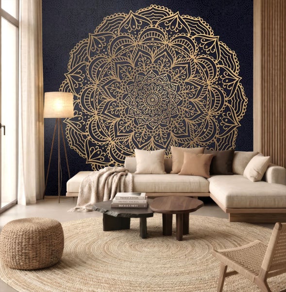Fototapete mit Mandala in einem hellen, modern eingerichteten Wohnzimmer mit Sofa, Jute-Teppich und Couchtischen aus Holz.