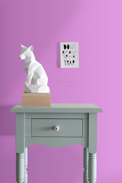 Dekorative Szene mit einem Nachttisch, einer Fuchsfigur und einem Bild an der Wand.